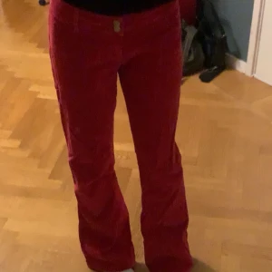 Röda jeans - Fina röda jeans, inga bakfickor, väldigt fina och passar både xs och s, knappt använda