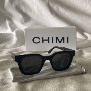 Svarta 04 chimi - Säljer ett par superfina svarta 04 chimis. Använda minst 1-2 gånger. Man får med båda boxarna.