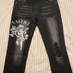 Helt ny och oanvända Amiri Jeans till ett grymt pris och kvalitet. Pris kan diskuteras. 1:1.