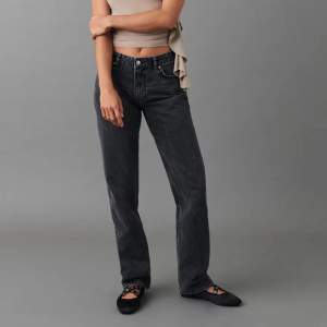 Säljer dessa jens från gina tricot i modellen low straight jeans, storlek 32. Färg: Svart. Har blivit lite urtvättade