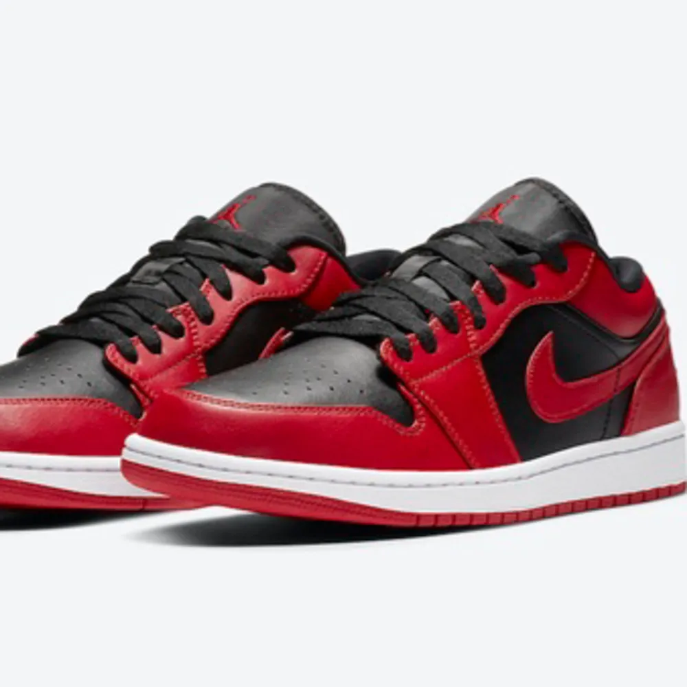 Säljer dessa super coola röd svarta Nike jordans, bra skick och sparsamt använda💕 använd gärna köp nu funktionen ❤️. Skor.