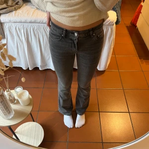 lågmidjade jeans - lågmidjade jeans från gina tricot i stl 34.  tyvärr lite för korta för mig som är 170cm, därför säljer jag dom. knappt använda!  midjemått: ca 32cm (väldigt stretchig midja) innerbenslängd: ca 75cm
