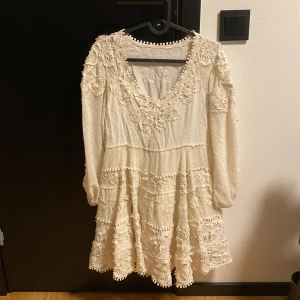Klänning  - Fin vit klänning med vacker spets. Inte genomskinlig och faller vackert.