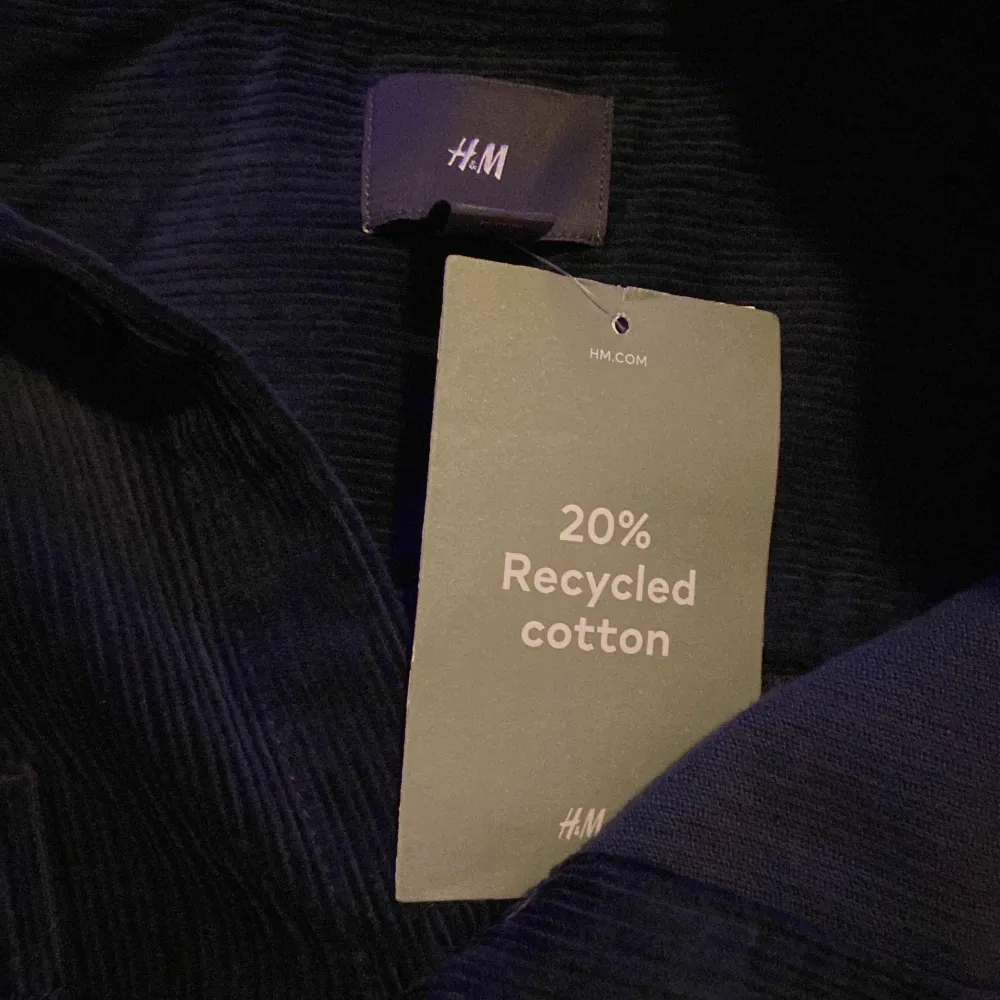 Nästan helt ny skjortjacka från h&m för väldigt bra pris. Storlek M men ganska stor för storleken så kan nog passa för L.. Skjortor.