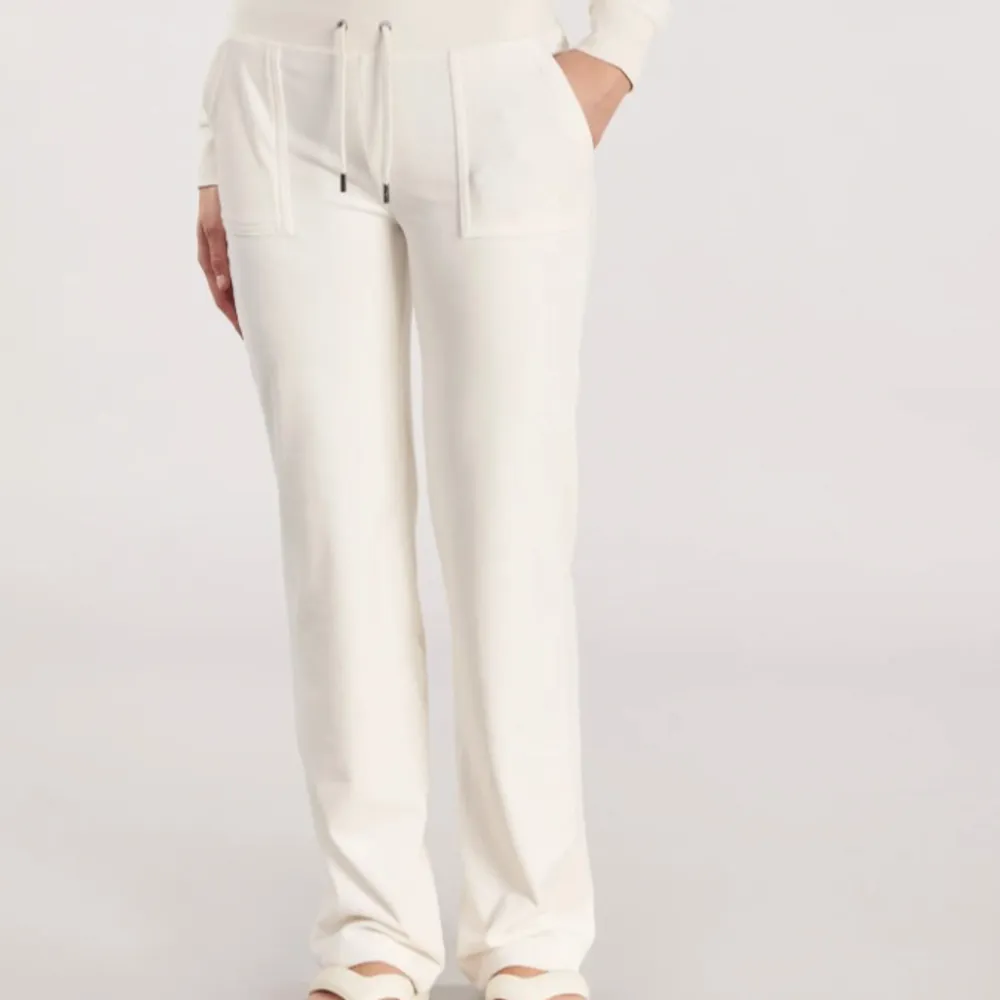 Vita juicy couture byxor i storlek xs, knappt använda, köptes för nån månad sen men  vill byta mot XXS eller sälja. Priset kan diskuteras. Fråga om bilder om ni är intresserade!☺️. Jeans & Byxor.