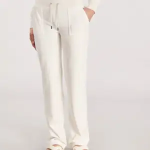 Vita juicy couture byxor i storlek xs, knappt använda, köptes för nån månad sen men  vill byta mot XXS eller sälja. Priset kan diskuteras. Fråga om bilder om ni är intresserade!☺️