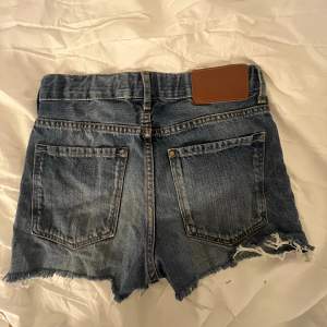 Jeans shorts lowwaist, vintage! Väldigt fina jeans shorts som tyvärr är försmå i midjan! Andvänd fåtal gånger, normal i storleken. Midjemått 64.
