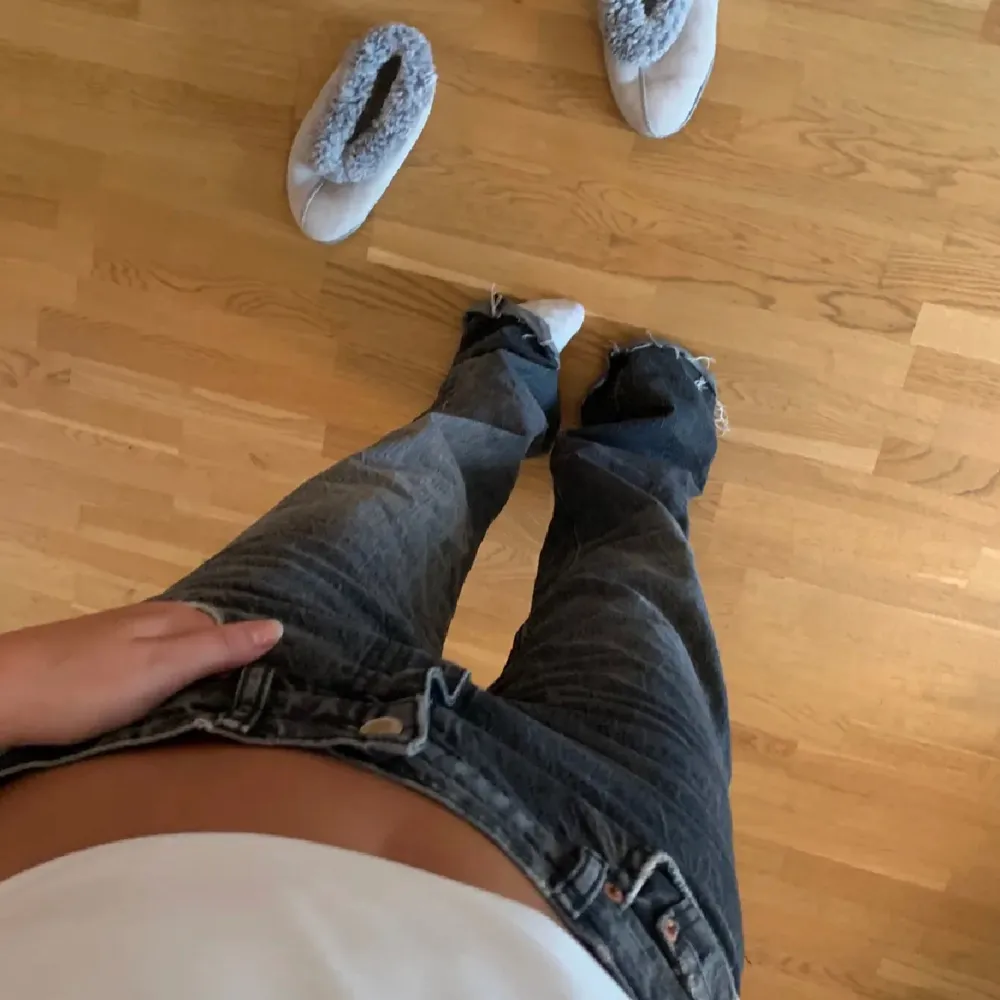 Säker dessa jättesnygga gråa jeansen från Zara😍De är klippta längst ner pga av att dom var för långa, men ger bara en fin detalj! Nypris: 400kr. Jeans & Byxor.