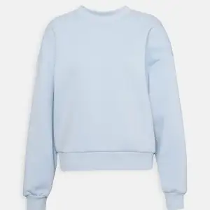Säljer denna ljusblåa sweatshirt från Gina tricot! Storlek Xs