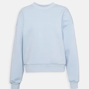 Ljusblå sweatshirt  - Säljer denna ljusblåa sweatshirt från Gina tricot! Storlek Xs