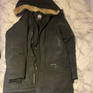 Old szn canada goose parka jacka - Ärvt från farsan, påstås vara Riktig och går igenom alla ”legit tests” jag gjort. Men är i relativt dåligt skick när det gäller användning. Kan dock lösas rätt så enkelt. Priset kan diskuteras vid snabb affär. Mötes i t centralen eller Södertälje C