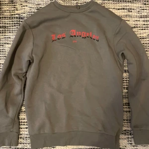 Los angels sweatshirt  - En tjocktröja som jag aldrig har andvändt och är helt ny. Bara att kontakta för mer info och bilder🚀👌