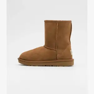 Säljer dessa använda uggs, men som fortfarande är i ett bra och välfungerande skick. Skorna är köpta slutaålda på det föesta sidor och köpta för 1 895kr. Självklart äkta! Säljer för 500 p.g.a vattenfläkarna på framsidan. Passar alla mellan 10-13 år. 