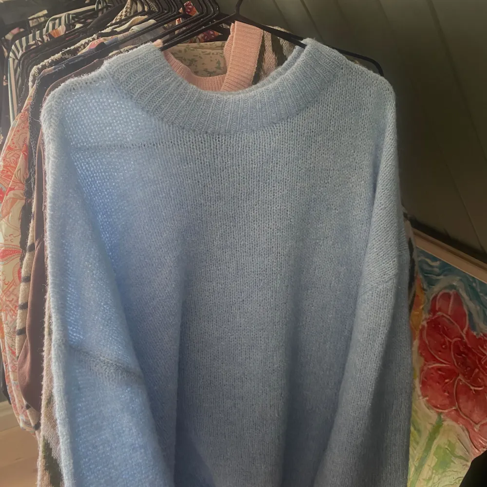 En ljusblå stickad tröja från Lager 157, använd kanske en gång! 😊 Storlek L . Stickat.