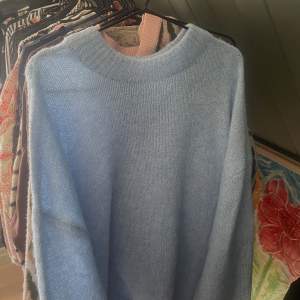 En ljusblå stickad tröja från Lager 157, använd kanske en gång! 😊 Storlek L 
