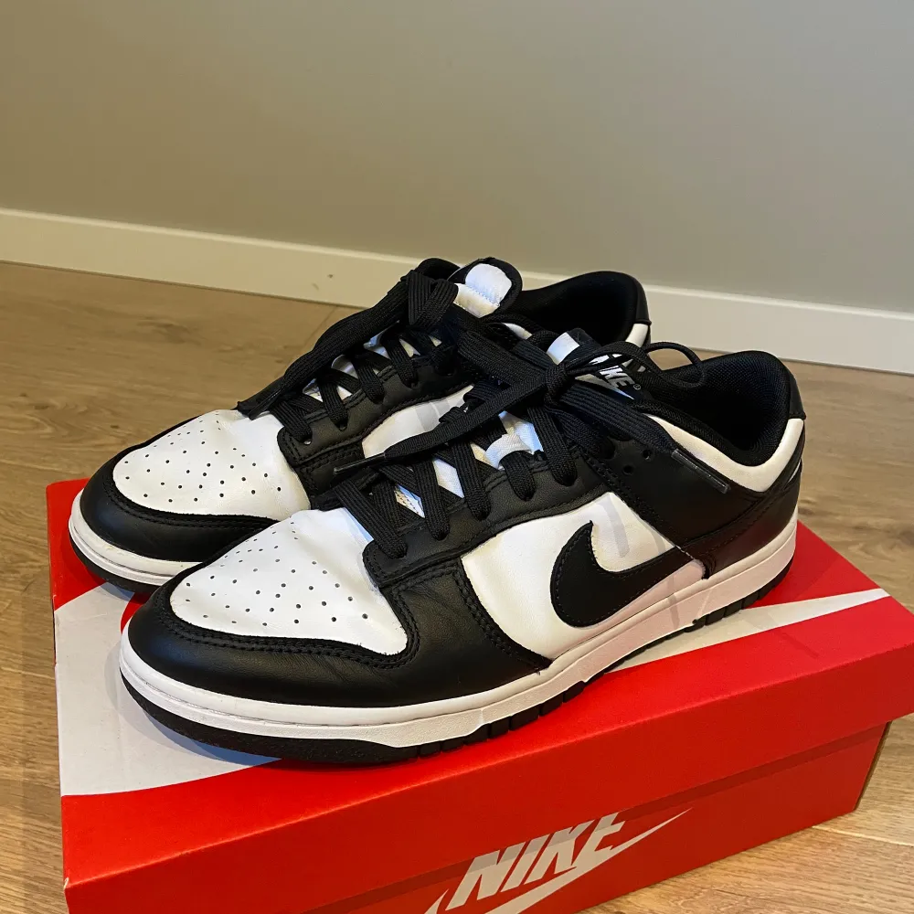 Ett par panda dunks i strl 43, använda max 5 gånger och är som i nyskick. De är köpta för 1400 i Nikes egna butik. Jag har box och kvitto på dem, som också ingår i köpet. . Skor.