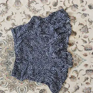 Blommig kjol från Lindex. Nyskick, knappt använd.  Faller fint runt mitten på låret (Jag är 170 för referens)  Gjord i viskos