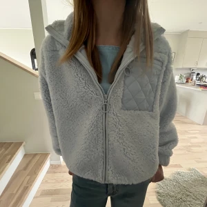 Teddy jacka - Super fin Teddy jacka ifrån Gina tricot Young i super skick 🧡🧡