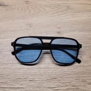 VINTAGE SOLGLASÖGON BLÅTT GLAS  - Solglasögon med ljusblått glas. Precis som nya, perfekt inför sommaren. Hör av er vid frågor!