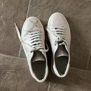 Arigato skor - Grå arigato skor med fåglar som inte säljs längre, säljer pga att de inte kommer till användning 😇