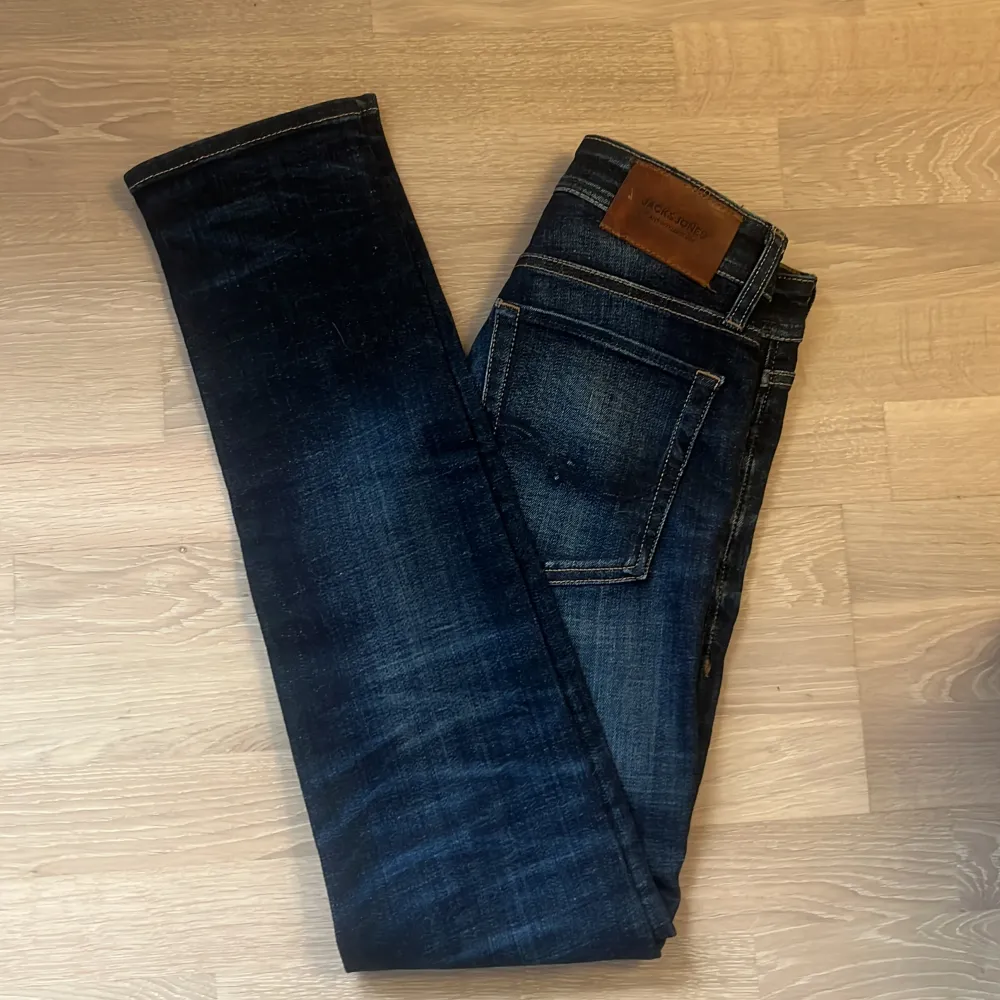 Säljer ett par jeans. De är i bra skick då de knappt har blivit använda. Skicka vid fler frågor. Jeans & Byxor.