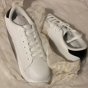 Sneakers Asos - Säljer ett par helt nya sneakers från asos i storlek 38