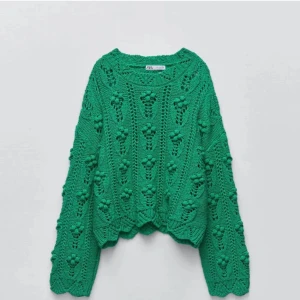 Zara stickad tröja  - Stickad tröja från ZARA i en så härlig, grön färg! Är i storlek L, men är superfin till sommaren att användas som oversized! 💚