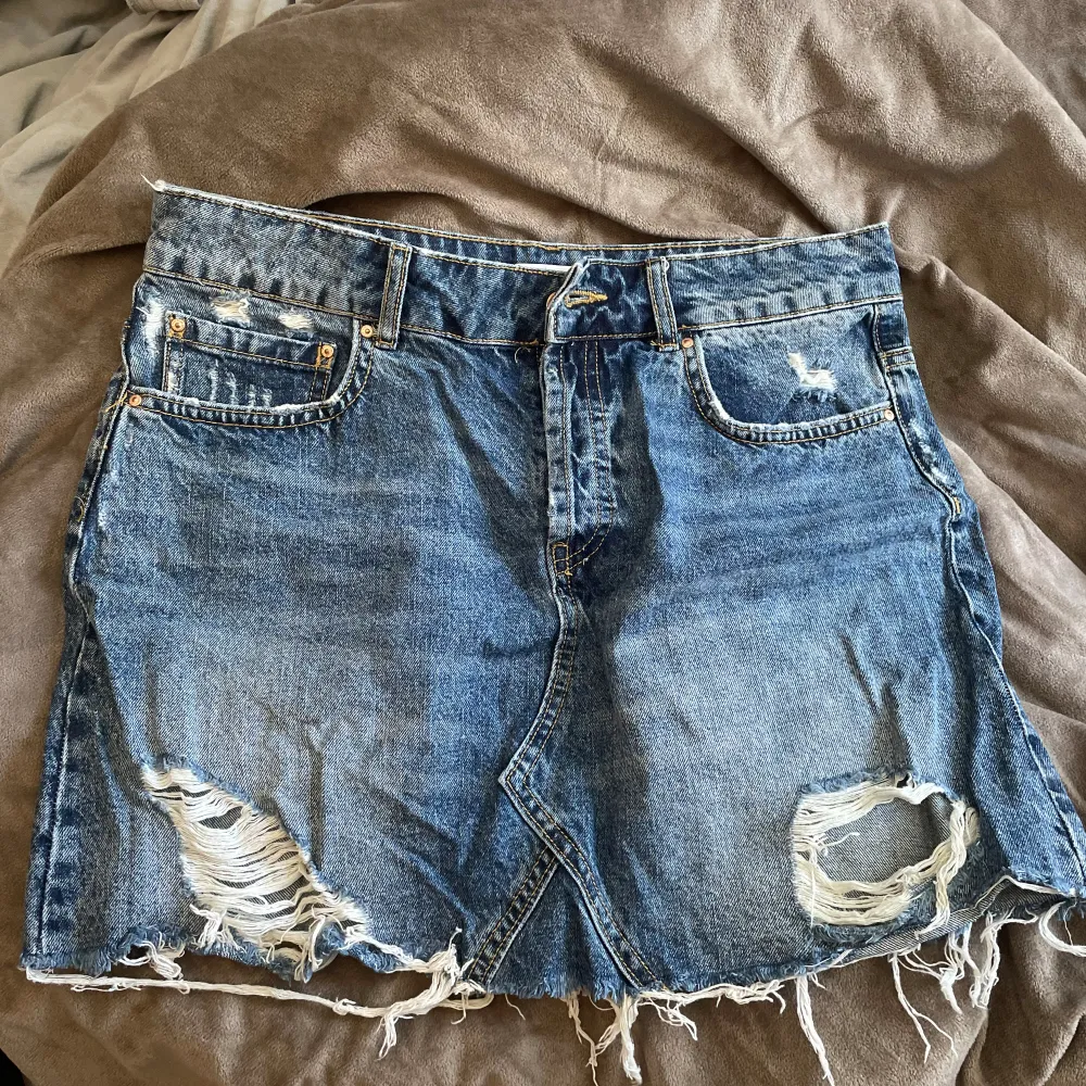 Jeanskjol från zara med en superfin tvätt. Storlek 38/M men skulle säga att de passar en 36/S då Zara är rätt små i sina storlekar💓Är i fint men använt skick. Köparen står för frakten💓. Kjolar.