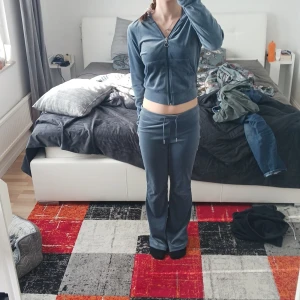 superfint velour set ifrån gina - En zip hoodie och bootcut mjuksbyxor av velour med silver kedja, lite Missfärgade längst ner vid byxkanten men inget man tänket på. Tröjan är storlek xs och byxorna xxs men på byxorna är lappey bortklippt. 