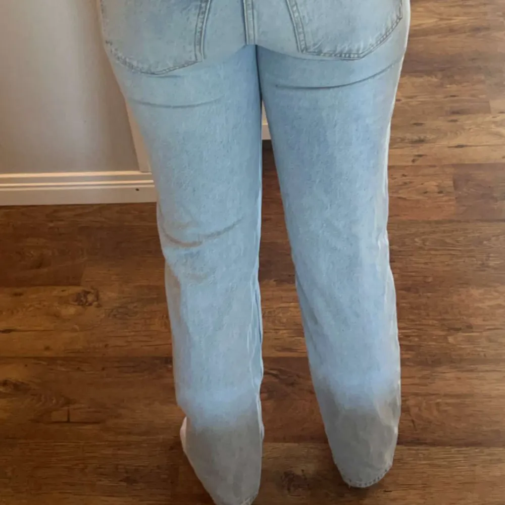 Straight jeans från Gina tricot i storlek 34 , nya kostar 499kr, säljs för 299 kr. Kan tänkas gå ner vid snabb affär. Köp gärna direkt!. Jeans & Byxor.