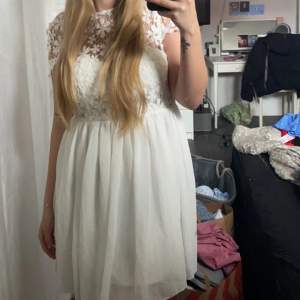 Säljer nu en fin vit klänning från DM retro, som skulle passa bra till exempelvis student!🤍 Den är i storlek S och är endast testad. Det vill säga fint skick! Säljer för 150kr + frakt🫶🏼 hör av er om ni har frågor