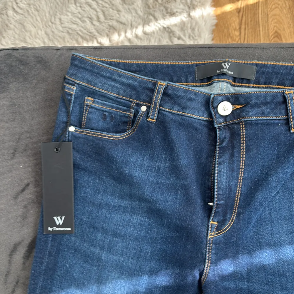 Precis fått in massor par tramarossa jeans som ligger runt 2000. Säljer dessa i 10/10 skick aldrig använda och modellen är Bianca Slim.. Jeans & Byxor.