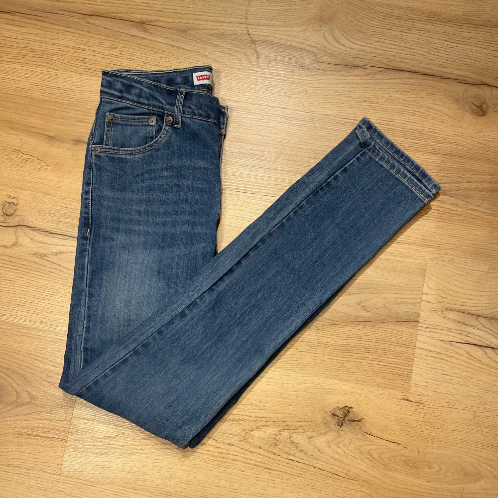 Säljer dessa Levis 510 skinny jeans, helt oanvända endast testade, skick 10/10. Storkel 16a 176 cm. Tveka inte på att skriva och fråga.. Jeans & Byxor.