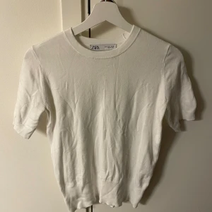 Zara topp - Använt 2 gånger då jag inte tycker den passar på mig. Jätte bra skick as snygg tre kvartsärmad topp!