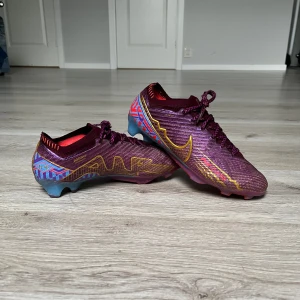 Fotbollsskor  - Säljer ett par fina fotbollsskor som är i bra skick 