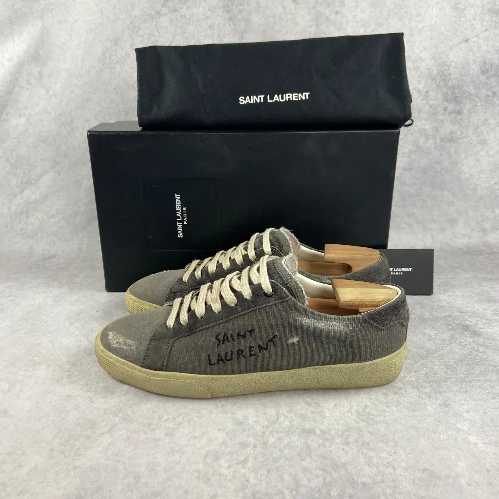 VI TAR EJ BYTEN! Saint Laurent sneaker | Skick: 9/10 | Storlek: 40,5 (passar större) | Nypris: 7799 | Pris: 3799 | Fraktar via postnord på köparens bekostnad | Hör av dig vid minsta fråga eller fundering📩. Skor.