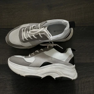 Vita sneakers   - Använda fåtal gånger, har lite fläckar som sannolikt går bort med vatten. Kan vara från DinSko. 
