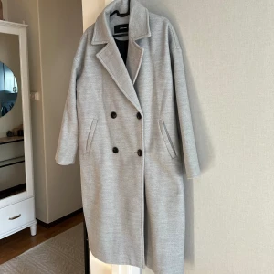 Grå oversized kappa - Helt oanvänd grå oversized kappa med prislappen kvar  Xs men funkar även för de som bär s