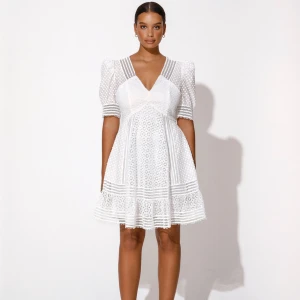 Klänning abby by malina - Vit klänning från by malina, passar perfekt till studenten. Slutsåld, oanvänd med lappen kvar. Nypris 2600, säljer pga jag hittat en annan studentklänning. Strl S. Skriv privat för fler bilder☺️