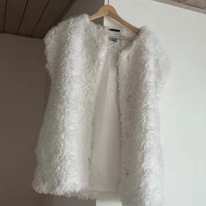 Fuskpäls Väst - Finaste vot väst från twist and tango