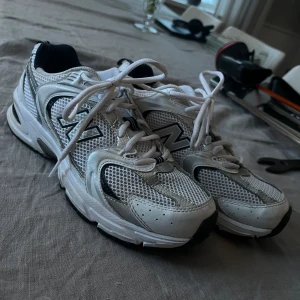 New balance 530 - Original pris 1 400kr  Sitter bra Har använt dom 3-4 gånger  (Kan prata om priset och kanske sänka det)