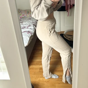 Mjukisbyxor - Beige mjukisbyxor och slits, använt 3 gånger. Säljer pågrund av att jag inte tycker dom är fina. 