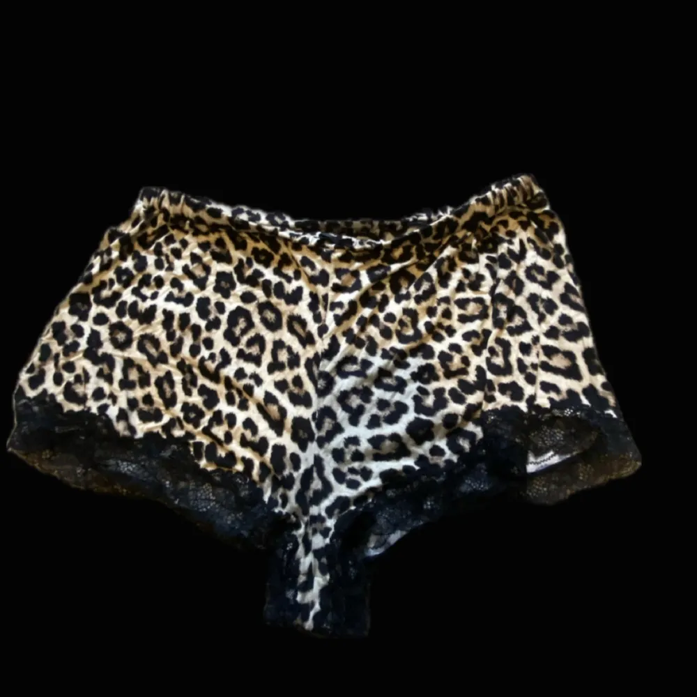 Sjukt fin leopard pyjamas det😍🐆 Älskar verkligen den här setet men den har tyvärr blivit för stor på mig därför säljer jag den! Jättefina detaljer på ryggen av tröjan! Skriv privat för fler bilder☀️❤️. Övrigt.
