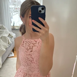 Klänning - Supersöt ljusrosa/korallrosa klänning i storlek xs