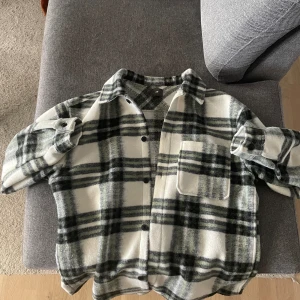 Rutig overshirt i nyskick - Overshirt i storlek xl använd Max 5 gånger, vit,grön,svart är den.