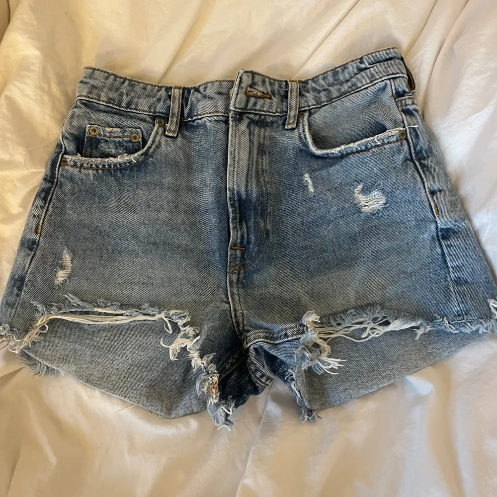 Säljer mina fina jeanshorts ifrån Zara då de blivit för små💖 Superfint skick! Pris kan diskuteras vid snabb affär🤗. Shorts.