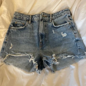 Zara jeansshorts  - Säljer mina fina jeanshorts ifrån Zara då de blivit för små💖 Superfint skick! Pris kan diskuteras vid snabb affär🤗