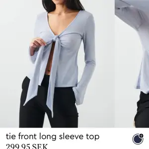 En jätte fin blus som liknar design by si toppen ! Använd 3 gånger max så är i ganska bra skick men tyvärr inte rätt storlek för mig🩷