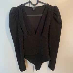 Glittriga body - Super fin glittrig body, som är använd få gånger. Perfekt till nyår eller fest⭐️