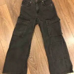 Jätte söta svarta cargo pants från bershka i jeans material. I storlek xs och passar perfekt vid midjan. Den är i bra skick, har inte använt den så mycket.
